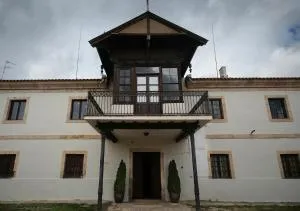 CASA RURAL PALACIO CONDE DE ALDANA con piscina entre encinares y dehesas - Mozárbez