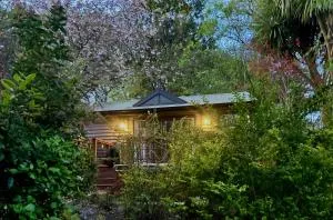 Romantic Retreat with Spa and Private Gardens - Monbulk