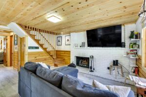 Sugarloaf Vacation Rental about 7 Mi to Big Bear Lake!