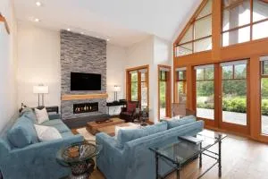 Goldenwood 8337 | Townhome w/ Panoramic Fairway View, Top-Deck Hot Tub, 2 Car Garage - Lillooet