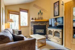 Winter Park Ski-InandSki-Out Condo with Mountain Views - 冬季公园
