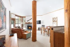 Blackcomb Greens 06 | Spacious Townhome, Shared Hot Tub, Near Shuttle & X-Country Skiing - Пембертон