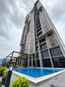 Lux 2 bedroom apartment, swimming pool, gym and free parking spot in Macro Plaza area