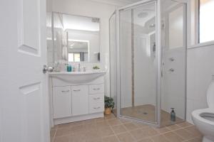 Gorgeous villa 5min walk to beach KING BED