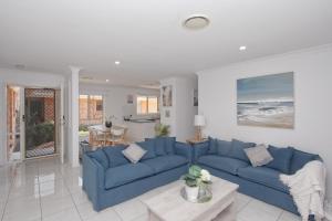 Gorgeous villa 5min walk to beach KING BED