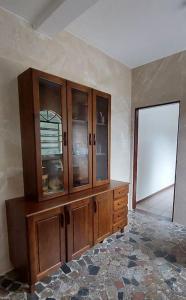 Refúgio em meio a montanhas com cachoeira e praia