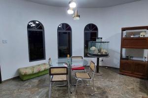 Refúgio em meio a montanhas com cachoeira e praia