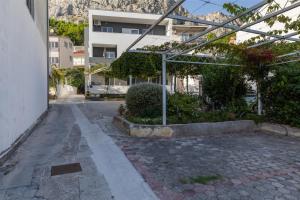 Apartments with a parking space Omis - 2745