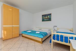 One-Bedroom Apartment with Terrace room in Apartments with a parking space Omis - 2745