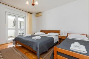Studio with Terrace room in Apartments with a parking space Omis - 2745