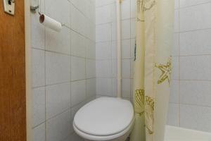 Apartments with parking space Omis - 2745