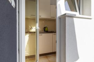 Apartments with parking space Omis - 2745