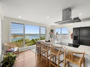 THE PENTHOUSE - Spectacular Views of the Bay, and the Ocean! Only 150m to Shaws Bay - Goonellabah