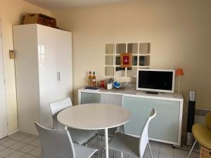 Studio Cabine - Centre Ville, Proche Plage et Casino, Parking Sécurisé, Balcon et Équipements Complets - FR-1-319-495