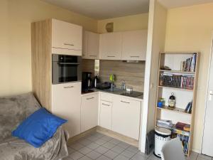 Studio Cabine - Centre Ville, Proche Plage et Casino, Parking Sécurisé, Balcon et Équipements Complets - FR-1-319-495