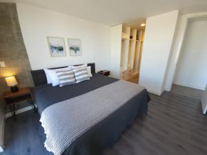 Downtown Apartment with Balcony City View, Gym & Lounge