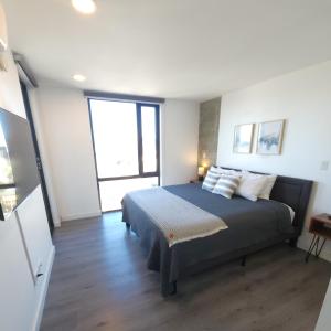 Downtown Apartment with Balcony City View, Gym & Lounge