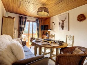 Appartement rénové proche pistes, balcon et commerces - FR-1-688-65