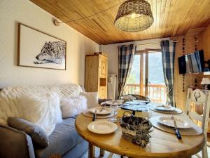 Appartement rénové proche pistes, balcon et commerces - FR-1-688-65