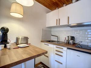 Appartement rénové proche pistes, balcon et commerces - FR-1-688-65