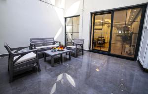 Modern Super Chic Duplex with a Terrace at the heart of city!