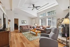 Newly Renovated Retreat on 6 Acres, Discover Murphys Lodge with Scenic Views! - Mountain Ranch