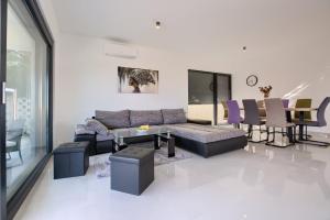 Villa Delfin with Pool