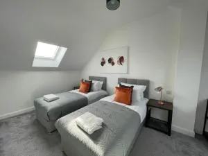 3 Bedroom New House with Wi-Fi Sleep 5 By Home Away From Home - Newcastle-under-Lyme