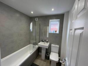 3 Bedroom New House with Wi-Fi Sleep 5 By Home Away From Home - A
