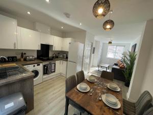 3 Bedroom New House with Wi-Fi Sleep 5 By Home Away From Home - A