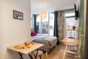 Appartements L-Harmonieux Centre Historique - large lit & tout equipe -Quartier d-Art Restaurants : photos des chambres