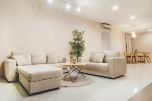 Teega Muji 4BR 12 pax w bathtub by Our Stay - Kampong Baharu