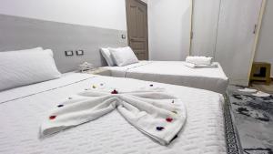 Double or Twin Room with Private Bathroom room in AlaskaPyramidsView