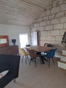 Atypique Saumur 80 m2 joli appartement 2 à 7 pers familial rénové entier 3 chambres hyper centre