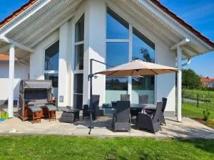modernes Ferienhaus mit Kamin, Garten und eigener Sauna - Ferienhaus Meerfreude - Vaschvitz