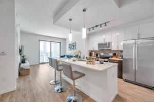 Luxury 1 BR with DEN Downtown Tampa Apt - City Views, Rooftop Pool, Workspace