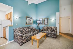 Cedarbrook Deluxe One bedroom Queen Suite with outdoor heated pool 209