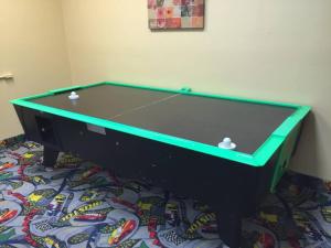 Direct oceanfront view 8th floor, king size bed, largest pool in Daytona Beach !