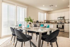 Peaceful 4BR Home With Mountain View