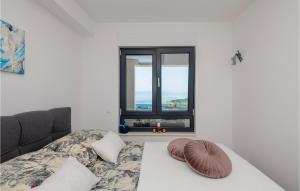 Gorgeous Apartment In Makarska With House Sea View