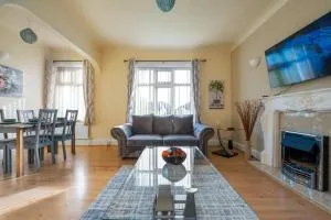 Spacious flat in central location with parking - Holton le Clay
