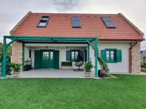 Herczeg-Fekete Cottage Birtokközpont - Sáregres