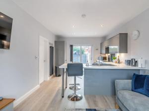 Madelines View -a smart and modern 1 bed property with the bonus of a large driveway parking area