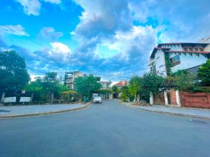 Căn nhà có 5 phòng ngủ, đậu nhiều ô tô - Kenpj House