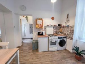 Free Parking, Downtown Apartment near New York Cafe