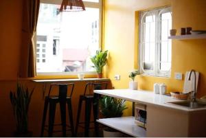 Large Window- Quiet- Old Quarter