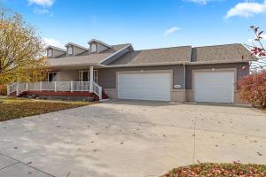 Modern Home-Garage-Scenic Patio
