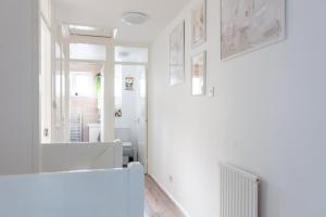 Arte Stays - 3-Bedroom Bright House London, Haggerston, Garden, Parking, 8 min walk to Haggerston Station, weekly or monthly stays, serviced accommodation - 7 guests