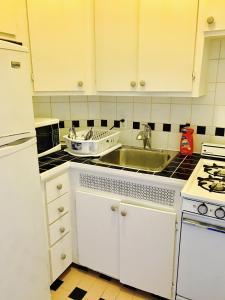 Stylish Montreal Apartment: Comfortable Stay in the Golden Square Mile