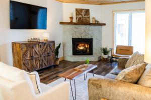 Oak Haven Condo - Downtown Blowing Rock Fully Stocked with 2 King Beds